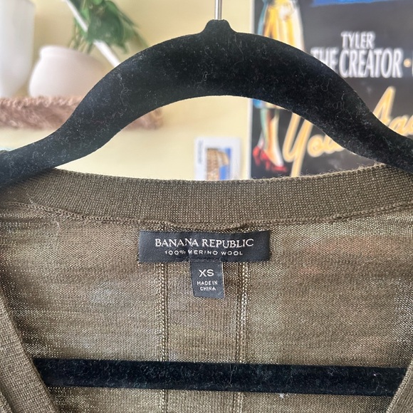 100% Wool Banana Republic Olive Cardigan Sweater - Picture 2 of 4